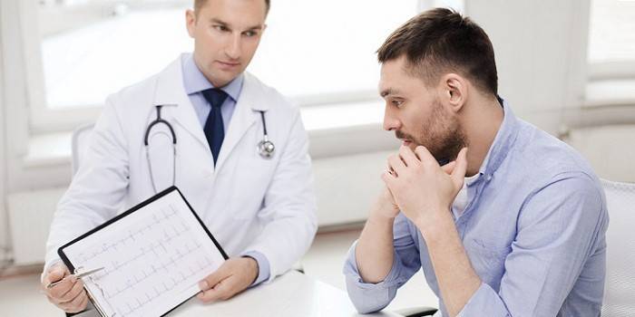 Homem na recepção de um narcologista