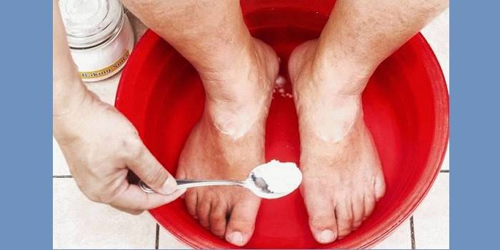 Mężczyzna się kąpie