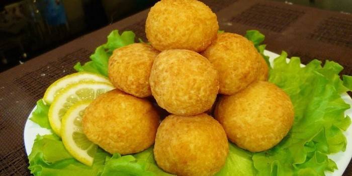 Bolas de queijo frito