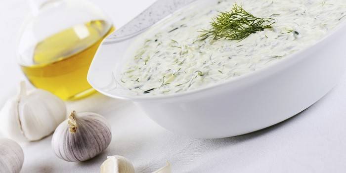 Kyslá smotana s kôprom a cesnakom