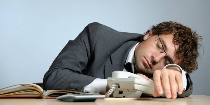 Hombre durmiendo en el lugar de trabajo.