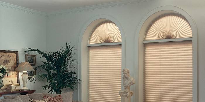 Cortinas arqueadas plisadas en el interior.