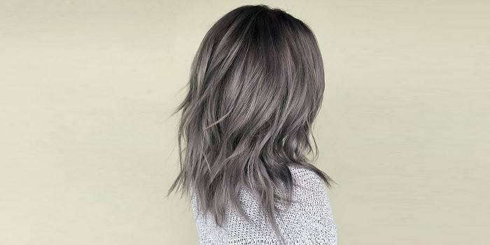 Chica con cabello color ceniza