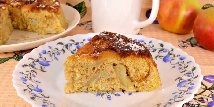 Fatia de torta de maçã de canela fechada