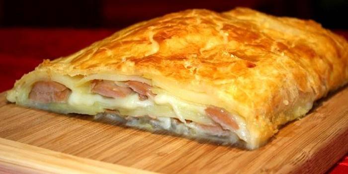 Strudel com batatas e salsichas