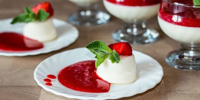 Opcje podawania Panacotta z syropem truskawkowym