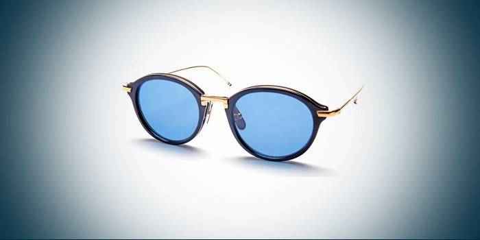 Com lentes azuis