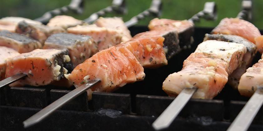 Peixe em espetos na grelha