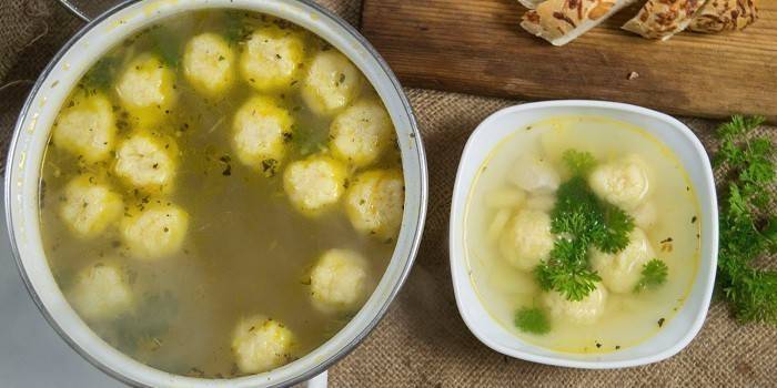 Sopa de dumplings de queso