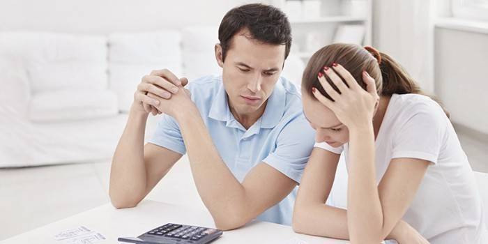 Un chico y una chica cuentan con una calculadora