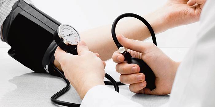 Medic meria krvný tlak pacienta