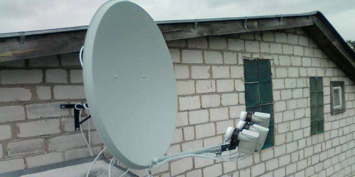 Satelitná televízna anténa na dome