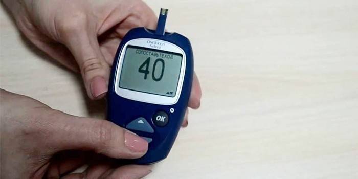 Glucometer One Touch selecione nas mãos