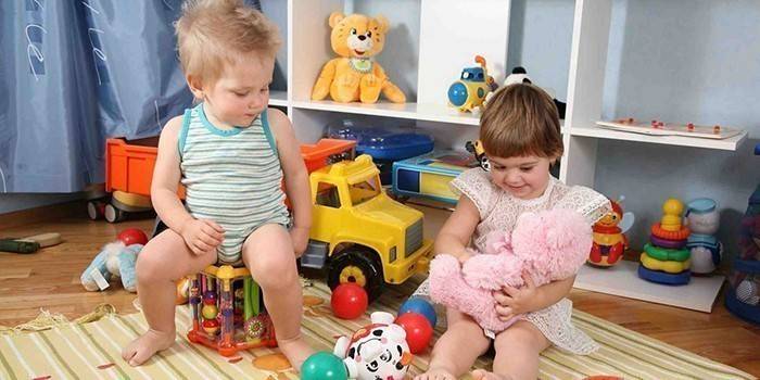 Niño y niña en la habitación de los niños.