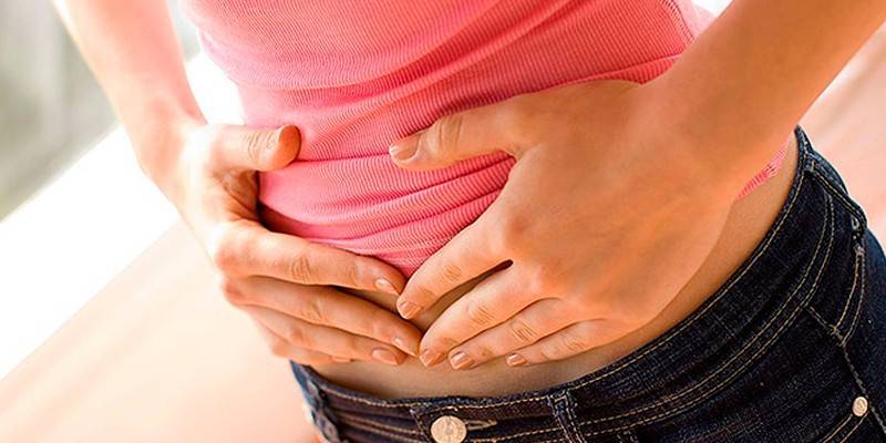 La mujer se llevó las manos al estómago.