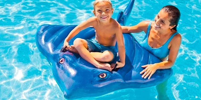 Brinquedos de piscina inflável