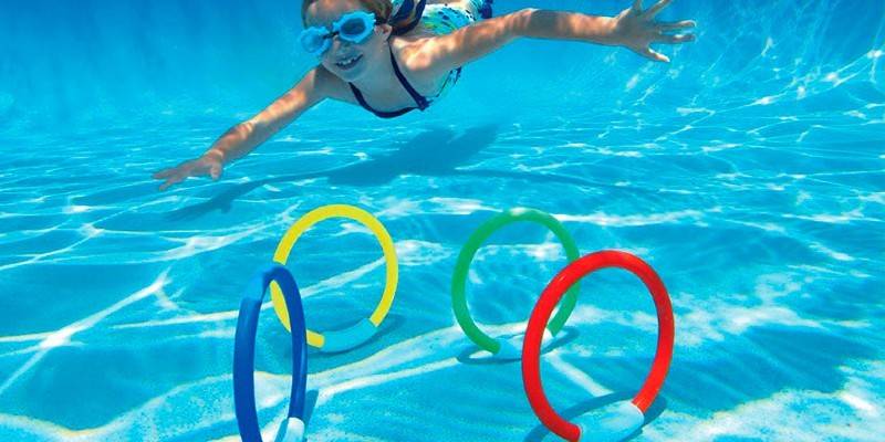 Brinquedos de piscina afundando