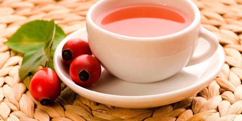 Caldo de Rosa Mosqueta em um copo
