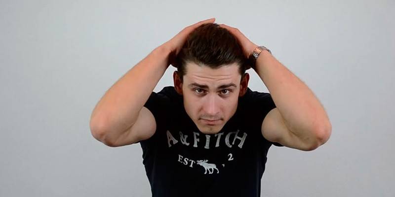 Guy se echa el pelo hacia atrás con las manos