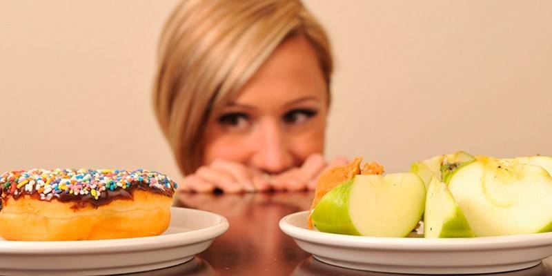 Chica elige comida