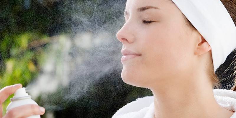 Usando um spray facial