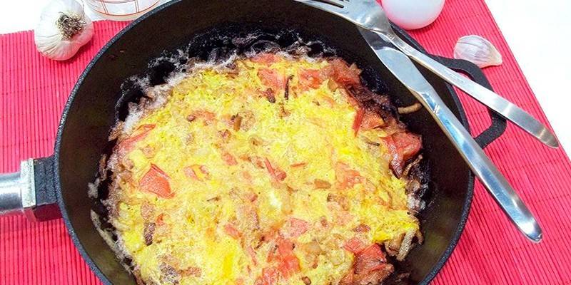 Ovos fritos simples com tomate e cebola
