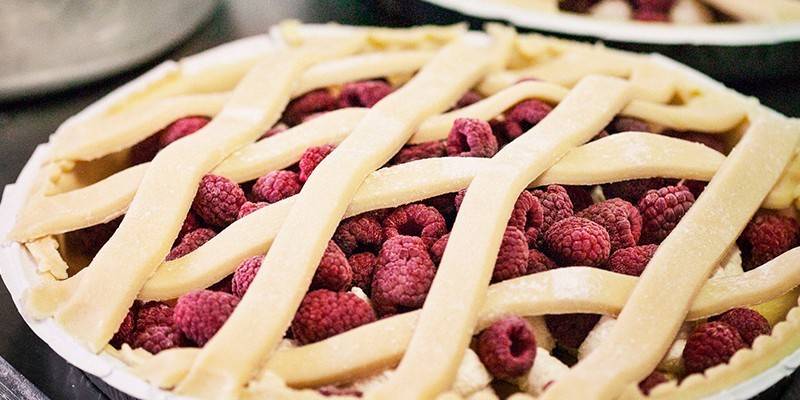 Ciasto francuskie z mrożonymi malinami
