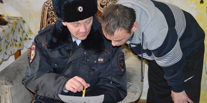 Lokalny policjant prowadzi rozmowę