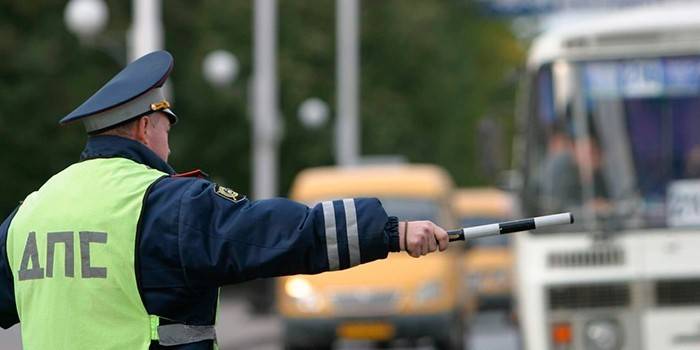 Inspektor policji drogowej na autostradzie
