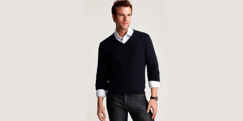 Camisa sob um jumper fino