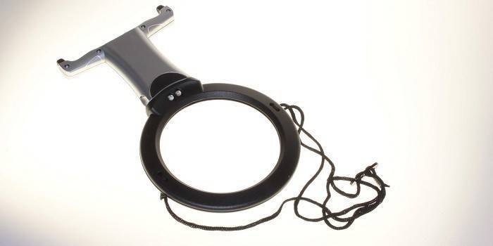 Lupa para bordar en un cordón