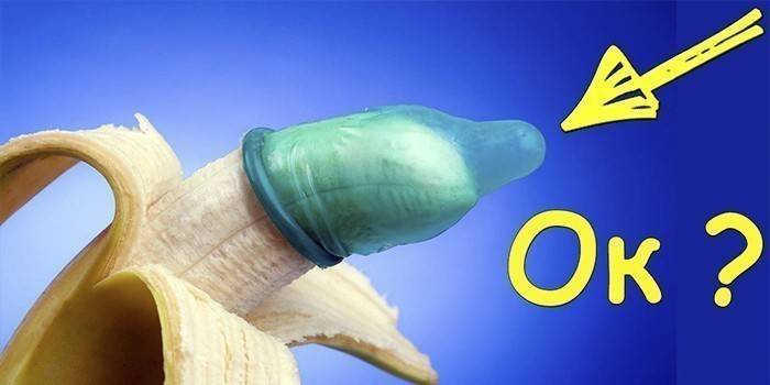 Um preservativo colocado em uma banana