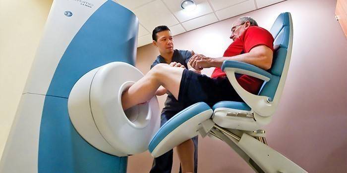 גבר מבצע בדיקת MRI בקרסול
