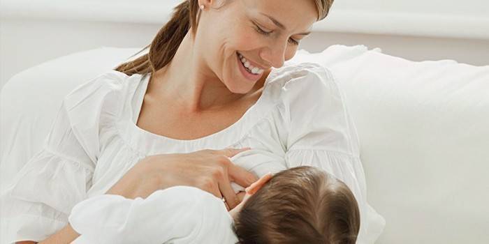 Mama karmi piersią swoje dziecko