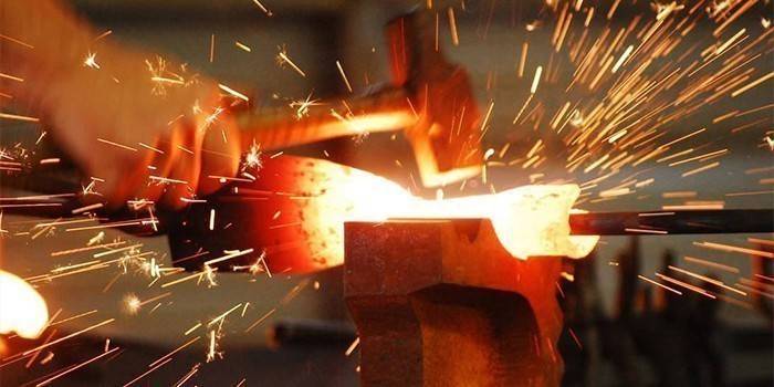 Mistrz przetwarza metal