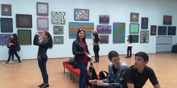 Pessoas na exposição