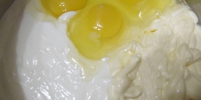 Mayonesa y huevos en un bol