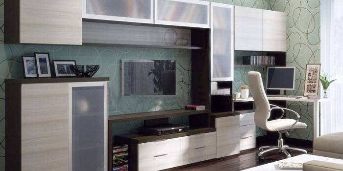 A parede na sala de estar com uma mesa de computador Gravel