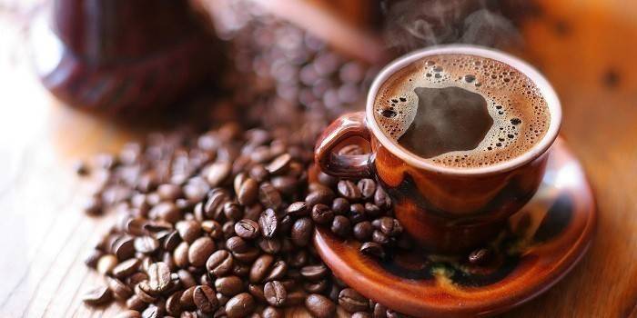 Bebiendo cafe