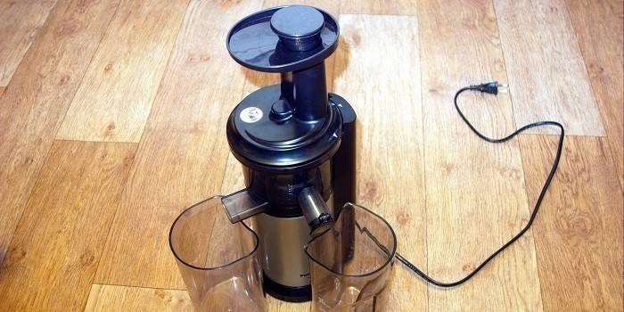 Elektrický vertikálny odšťavovač Panasonic MJ-L500STQ