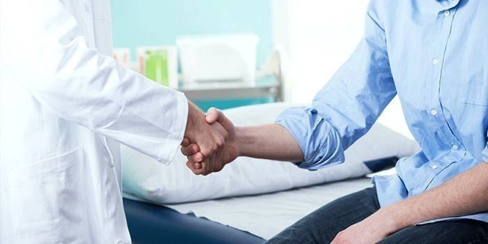 Paciente agita as mãos com um médico