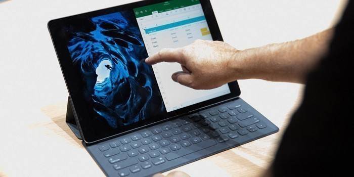 Mężczyzna pracuje na tablecie z klawiaturą