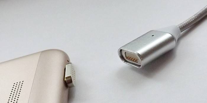 Kabel i smartfon