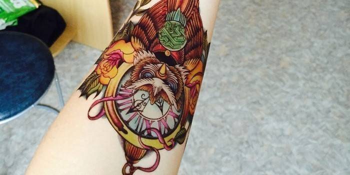 Tatuagem temporária no braço