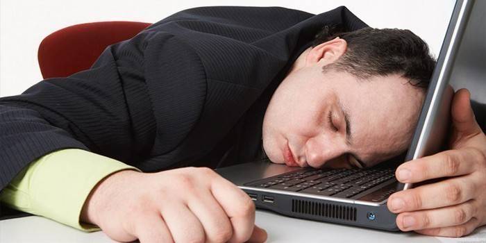 Homem dormindo no teclado