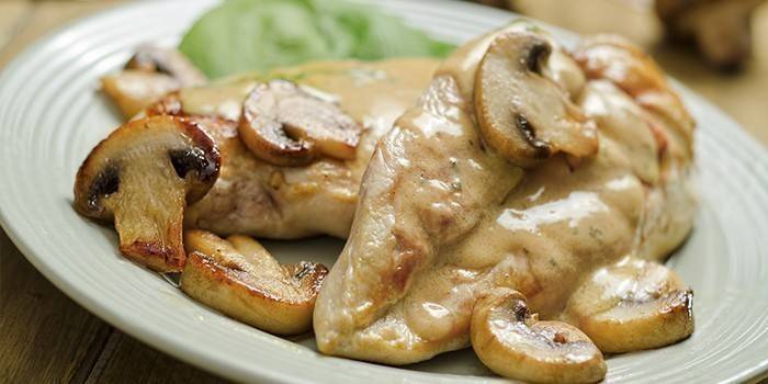 Peito de Frango em Molho de Cogumelos