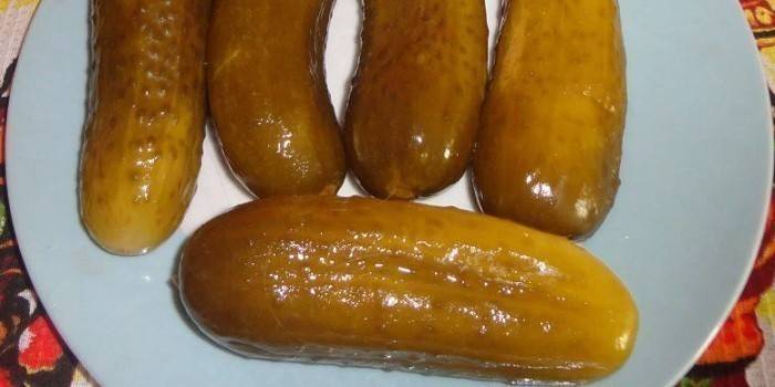 Nakladané uhorky na tanieri