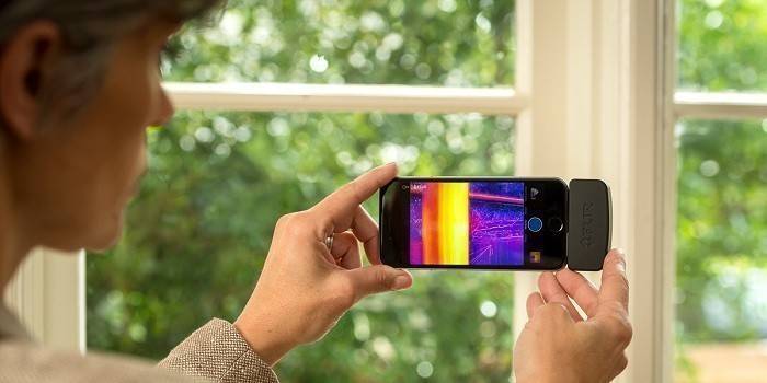 Smartfon z kamerą termowizyjną