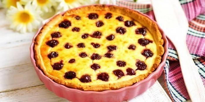 Listo Charlotte con cereza