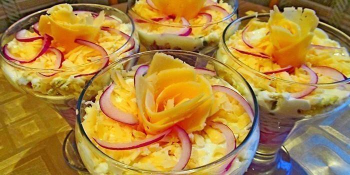 Bela servindo lanches para o buffet